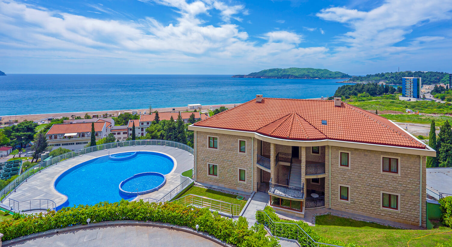 Villa Allende — glavni pogled na hotel i more